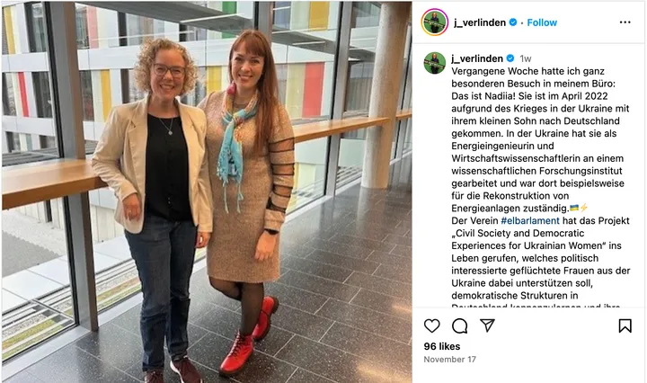 Screenshot of a social media post showing two women smiling in an office corridor, with a caption mentioning "#elbarlament".